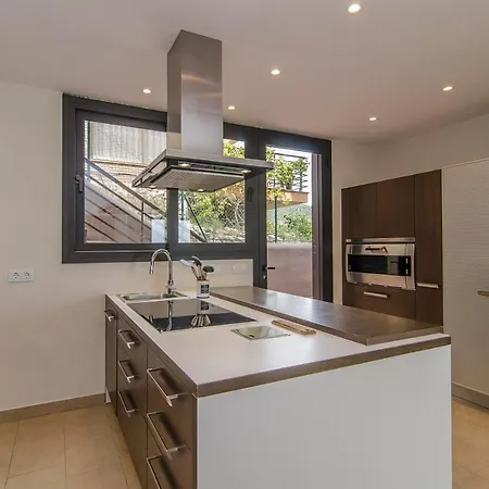 Spaces Sea View Villa- 6 Bedrooms, 5 Bathrooms, 2 Private Pools, Near Center * סיטגס