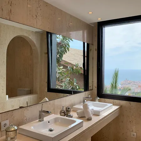 Spaces Sea View Villa- 6 Bedrooms, 5 Bathrooms, 2 Private Pools, Near Center סיטגס